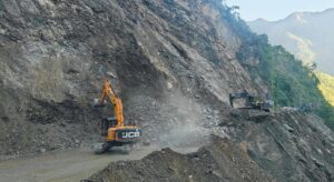मुग्लिन–नागढुंगा सडकखण्डमा पहिरो, दुईतर्फी सवारी आवागमन बन्द