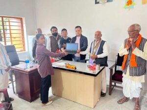 एसईईमा उत्कृष्ट अंक ल्याउने विद्यार्थीलाई ल्यापटप वितरण